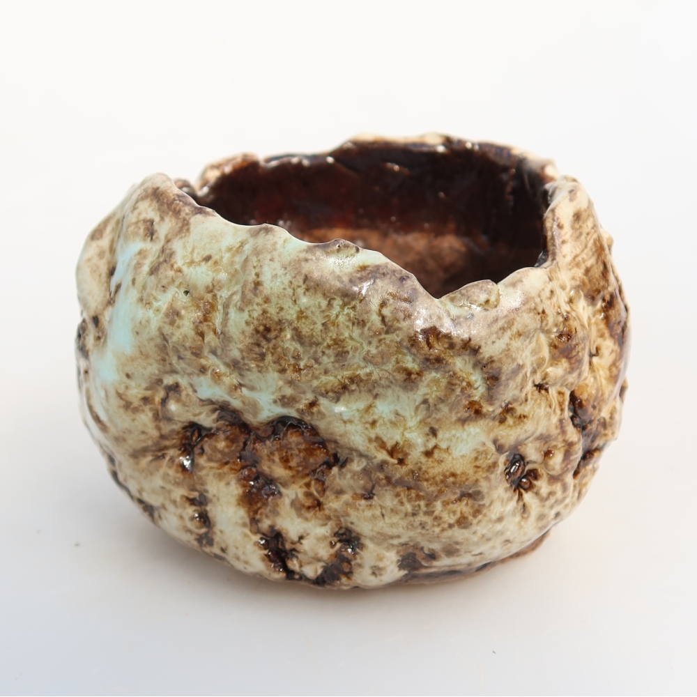 Ceramiczna skorupa  7,5 x 7 x 5,5 cm, kolor biało-brązowy