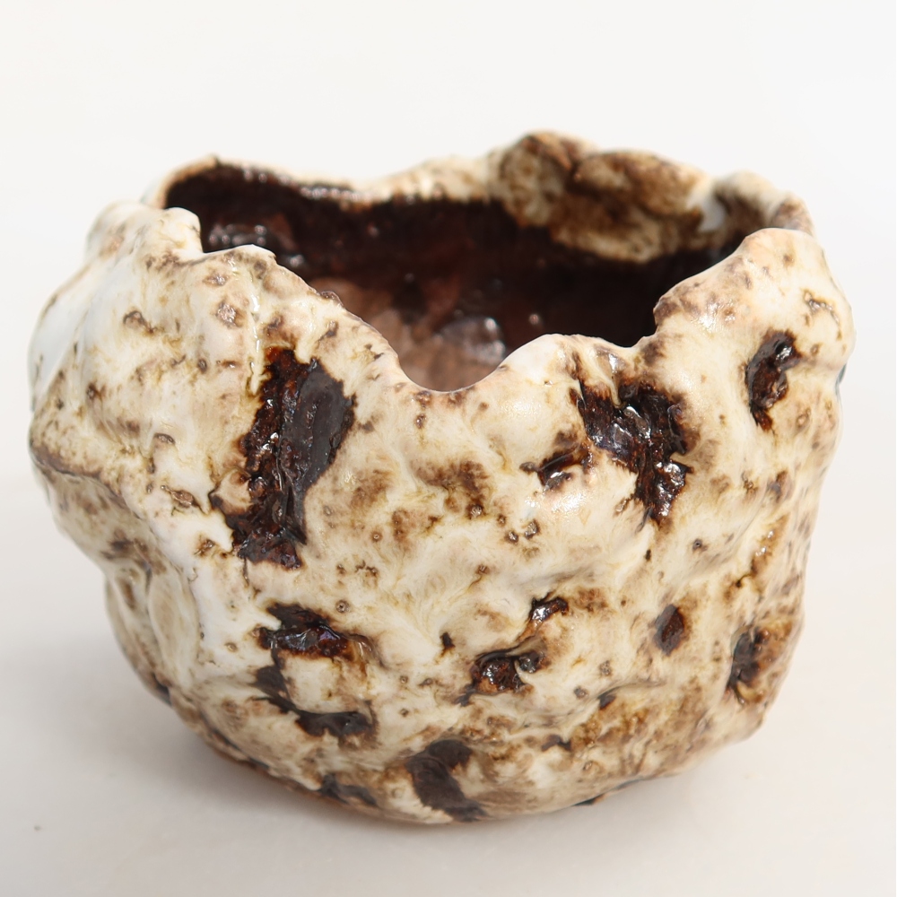 Ceramiczna skorupa  7,5 x 7,5 x 6 cm, kolor biało-brązowy