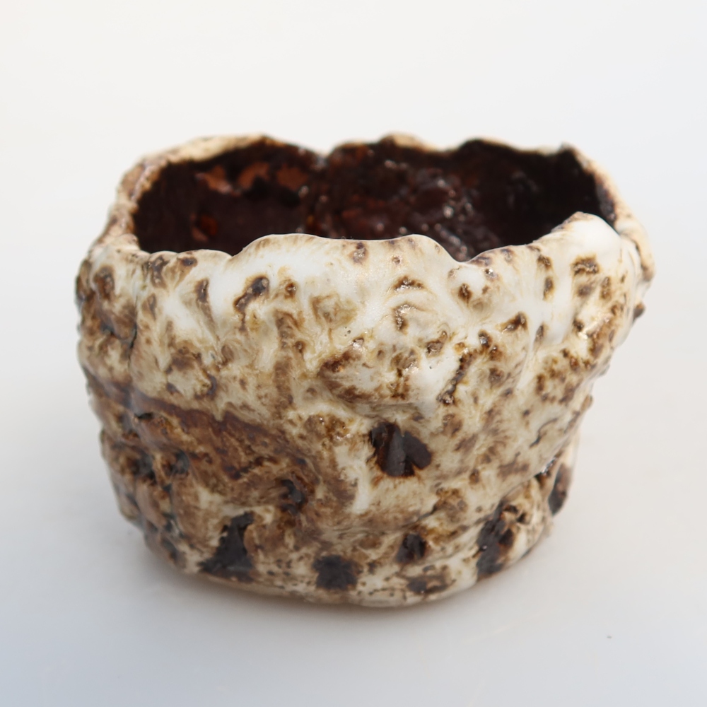 Ceramiczna skorupka  7,5 x 7,5 x 5 cm, kolor biało-brązowy