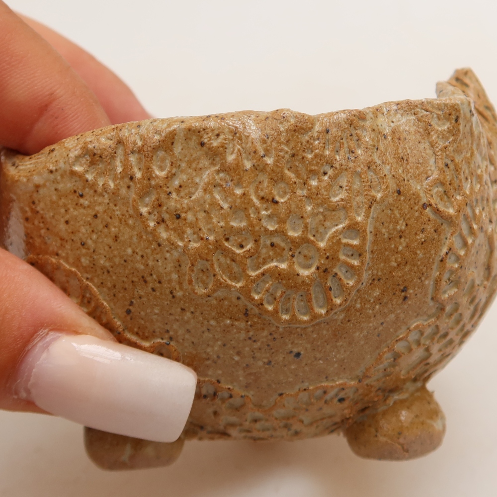 Ceramiczna muszla 9 x 8 x 6 cm, kolor beżowy