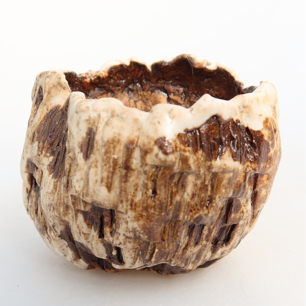 Ceramiczna skorupka  7,5 x 7 x 6,5 cm, kolor biało-brązowy