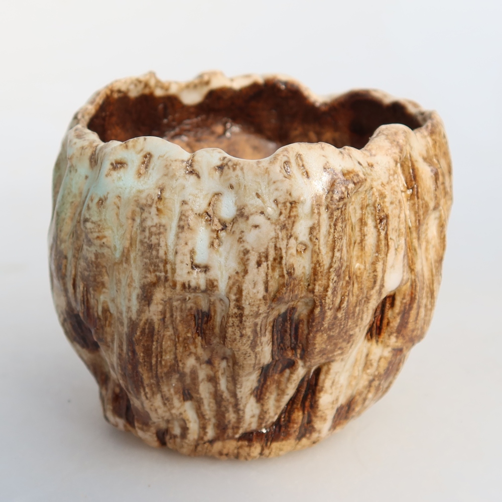 Ceramiczna skorupka  7,5 x 7 x 6,5 cm, kolor biało-brązowy