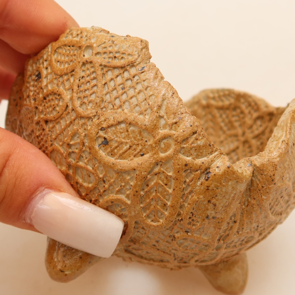 Ceramiczna muszla 8,5 x 8,5 x 6 cm, kolor beżowy